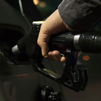 La equiparación del diésel a la gasolina nos costará 3,3 euros de media al mes... pero las cuentas no nos salen