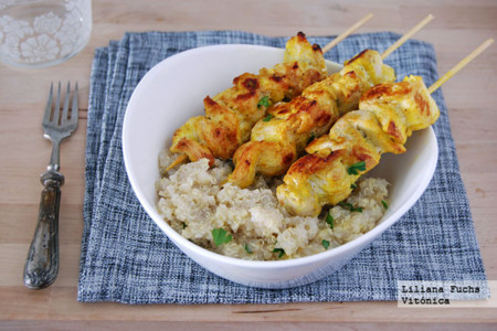 Pinchos de pollo al curry con quinoa. Receta saludable