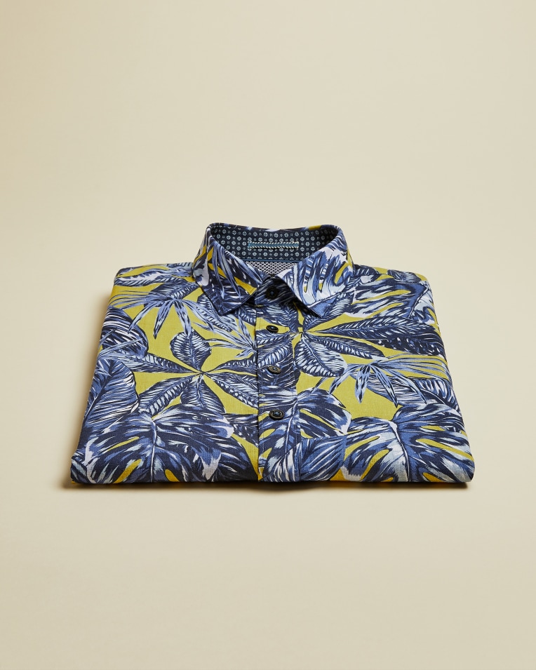 Camisa en manga corta con estampado botánico