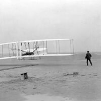 En 1903, el New York Times cometió un error: dijo que faltaban 10,000,000 de años para que existieran los aviones. Se lanzaron 9 semanas después
