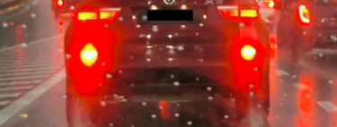Luza trasera antiniebla: la DGT nos deja decidir si cuando llueve debemos encender ese piloto o no 