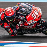 Ángel Piqueras hace sonar el himno español en Argentina con un adelantamiento de órdago en la última vuelta 