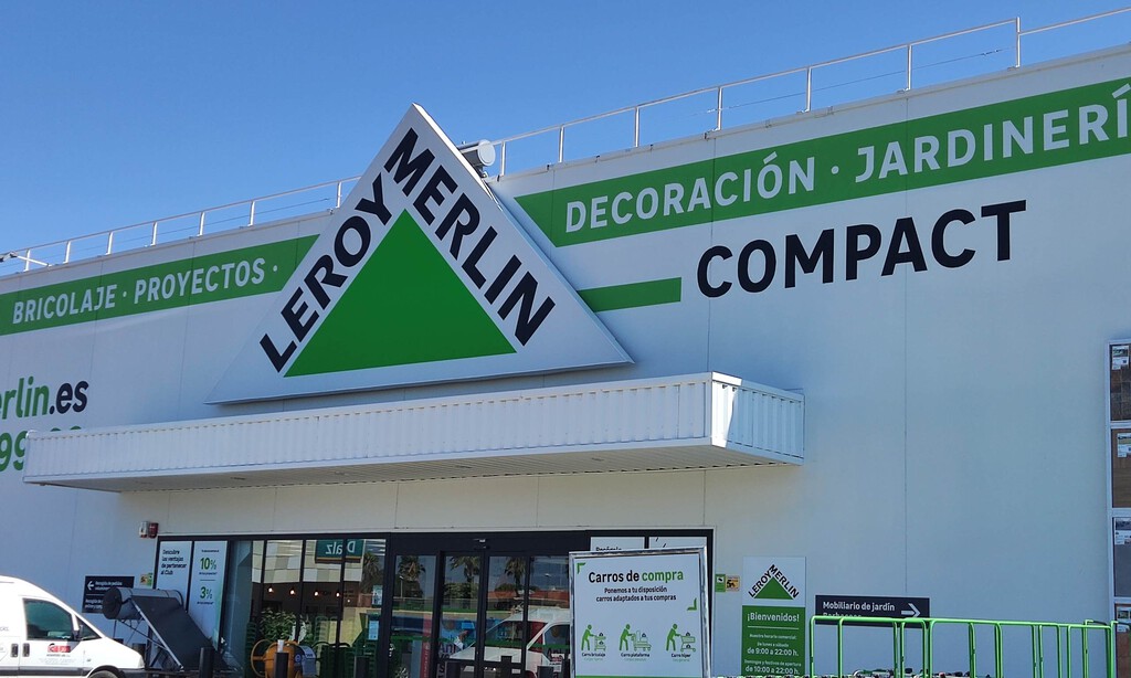 El kit solar de Leroy Merlin que se instala sin obras en balcones y terrazas y te permite tener luz gratis 