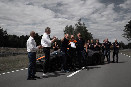 bugatti chiron record velocidad long tail