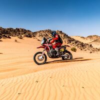 Kevin Benavides gana la etapa 9 del Dakar y Nacho Cornejo fortalece su liderato por el abandono de Toby Price