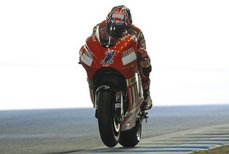 Casey Stoner saca buena nota en Motegi