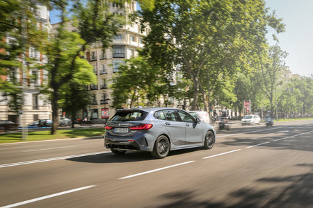 BMW Serie 1 2020 en ciudad