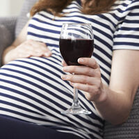 Ni una gota de alcohol en el embarazo: lo que bebe la madre llega al bebé 