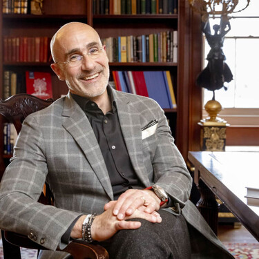 Qué hace Arthur C. Brooks antes de dormir. El experto en felicidad explica sus hábitos nocturnos que consiguen que mejore su bienestar