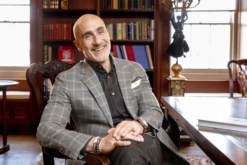 El ritual nocturno de Arthur C. Brooks para antes de dormir: funciona tan bien que hasta aumenta tu felicidad