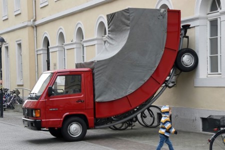 Multar una escultura por estar mal aparcada no es precisamente amor al arte...