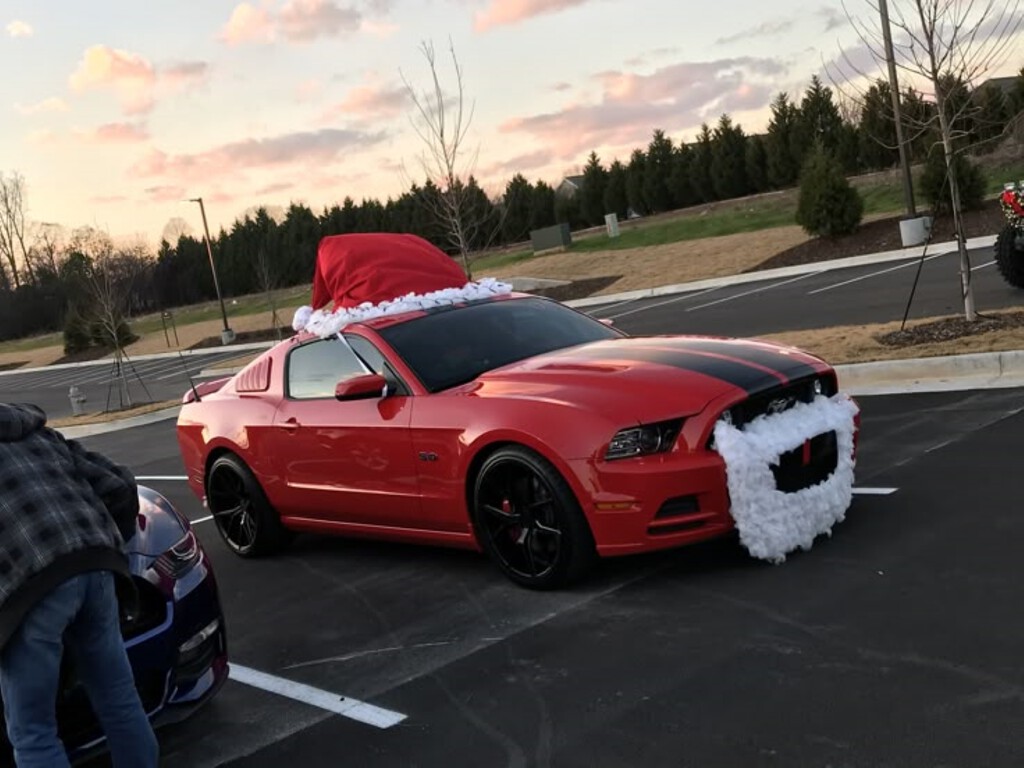 Casi nadie lo sabe pero poner gorro navideño o cuernos de reno al coche en CDMX puede costarte una multa: esto dice la ley