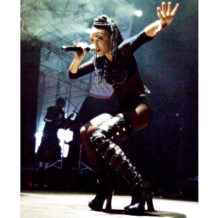 Ay, que un anillo de los de FKA Twigs sí podría ser el de compromiso con Robert Pattinson