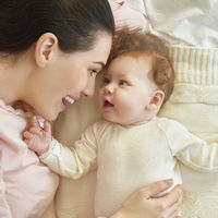 Cuándo llega la primera sonrisa del bebé y por qué es importante corresponderla