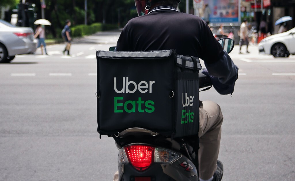 CDMX recaudará 200 millones de pesos por el impuesto del 2% a apps, pero 
