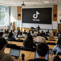 Manuel Alonso Dos Santos, catedrático: "Usar TikTok en clase mejora las notas" 