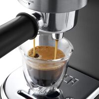 No lleva molinillo integrado, pero esta cafetera rebajada en PcComponentes nos hará olvidar las de cápsulas 