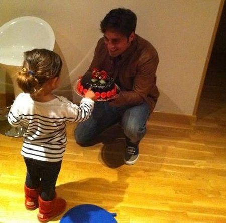 David Bustamante sopla las velas con las dos mujeres de su vida