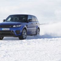 Video: Range Rover SVR muestra su capacidad sobre una pista helada