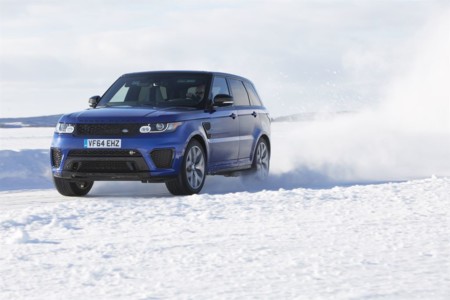 Video: Range Rover SVR muestra su capacidad sobre una pista helada