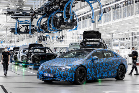 Mercedes va en serio con los eléctricos: el EQA está listo y otros cinco modelos vendrán entre 2021 y 2022