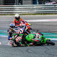 Jonathan Rea y Toprak Razgatlioglu, a la gresca por el accidente que mantiene líder del WSBK a Álvaro Bautista 