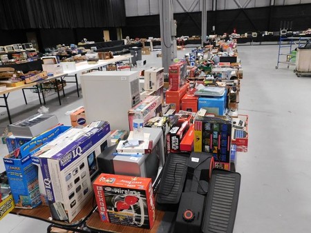 Un coleccionista subasta miles de productos de consolas y videojuegos que ha reunido durante 40 años