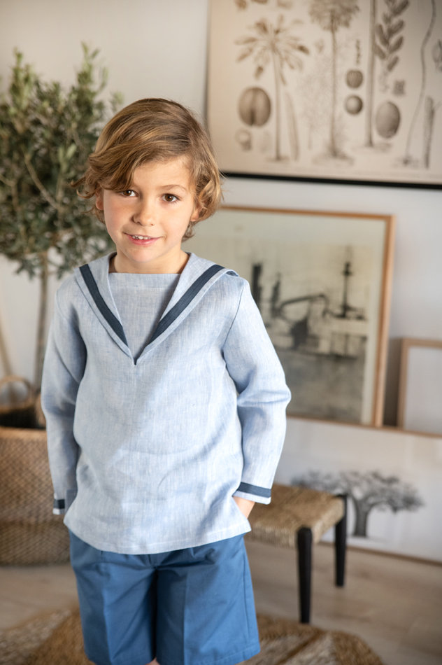 Look de estilo marinero con pantalón corto