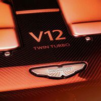 Si eres de los que reniegan del coche eléctrico, tranquilo: los gloriosos motores V12 siguen vivos (aunque no te los puedas permitir)