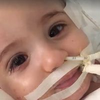 Una bebé despierta del coma después de que sus padres se negaran a desconectarla