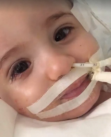 Una bebé despierta del coma después de que sus padres se negaran a desconectarla