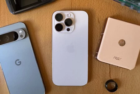 De izquierda a derecha: Google Pixel 10 Pro, iPhone 16 Pro y Motorola Razr 60 Ultra