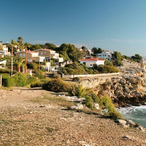 Como Trieste, pero sin las colas kilométricas de turistas: el pueblo pesquero del siglo XI que se mantiene intacto en el Mediterráneo