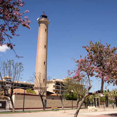 Este pueblo valenciano tiene uno de los faros más singulares de España y también playas y arroces por los que merece la pena ir 