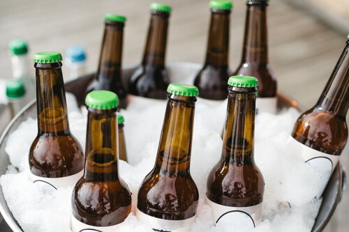 Sal e álcool ajudam a gelar as bebidas mais rapidamente | Imagem: Freepik