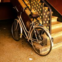 Comunidades y vecinos llevan toda la vida preguntándose si se pueden aparcar bicis en los pasillos. La ley deja pocas dudas