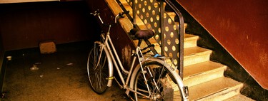 Comunidades y vecinos llevan toda la vida preguntándose si se pueden aparcar bicis en los pasillos. La ley deja pocas dudas