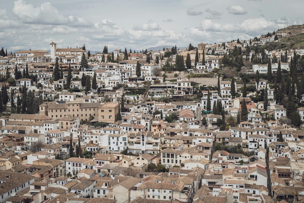 En su expansión imparable por España, el turismo masivo se está cobrando una nueva víctima: el Albaicín de Granada 