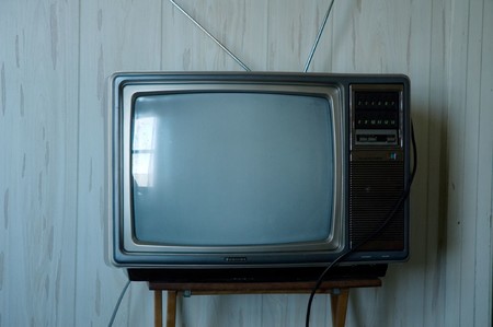 Comer viendo la televisión no es buena idea (si quieres mantener la línea)