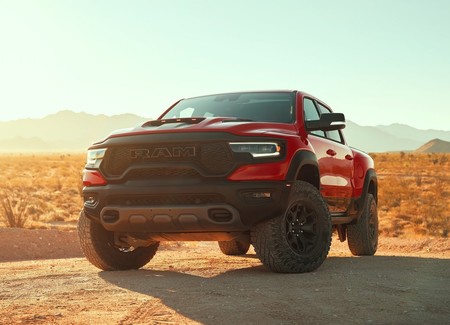 La RAM 1500 TRX es un meteorito en forma de pick up de 702 hp que quiere extinguir a un Raptor en especial
