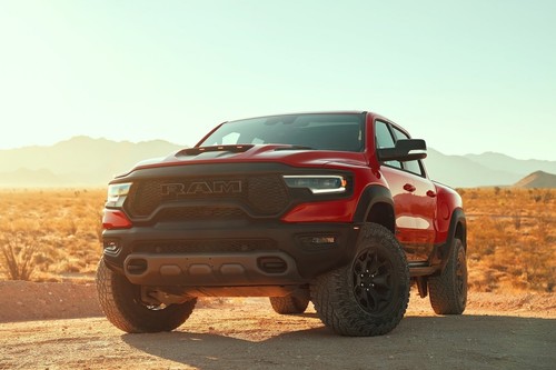 La RAM 1500 TRX es un meteorito en forma de pick up de 702 hp que quiere extinguir a un Raptor en especial