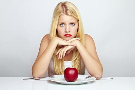 ¿Por qué dejar de comer (o comer muy poco) no es la solución para adelgazar?