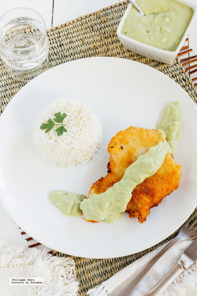 Pescado frito con salsa de aguacate