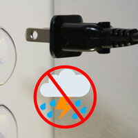 Muchos creen que desconectar tus aparatos electrónicos por un trueno puede parecer buena idea, pero la ciencia dice otra cosa 