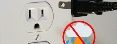 Muchos creen que desconectar tus aparatos electrónicos por un trueno puede parecer buena idea, pero la ciencia dice otra cosa 