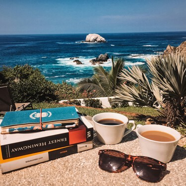 Siete libros que han arrasado en ventas en junio 2025 y que se leerán masivamente este verano a la orilla del mar