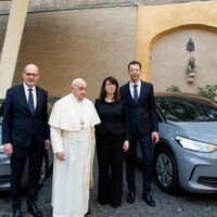 Como o Vaticano é muito mais do que apenas o Papamóvel, a Elli e a Volkswagen estão em parceria com a Santa Sé para fornecer e gerenciar sua frota de veículos 