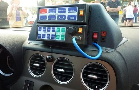 Guardia civil coche patrulla interior