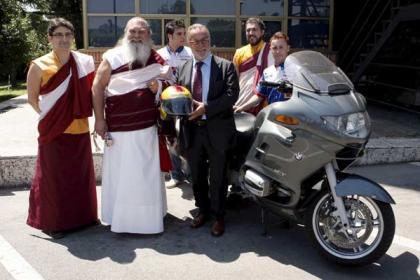 La última tontería de Pere Navarro: un "casco tántrico" contra los accidentes