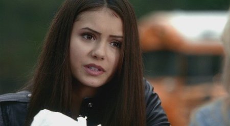 Nina Dobrev, otra que se lleva un buen castañazo en la mollera